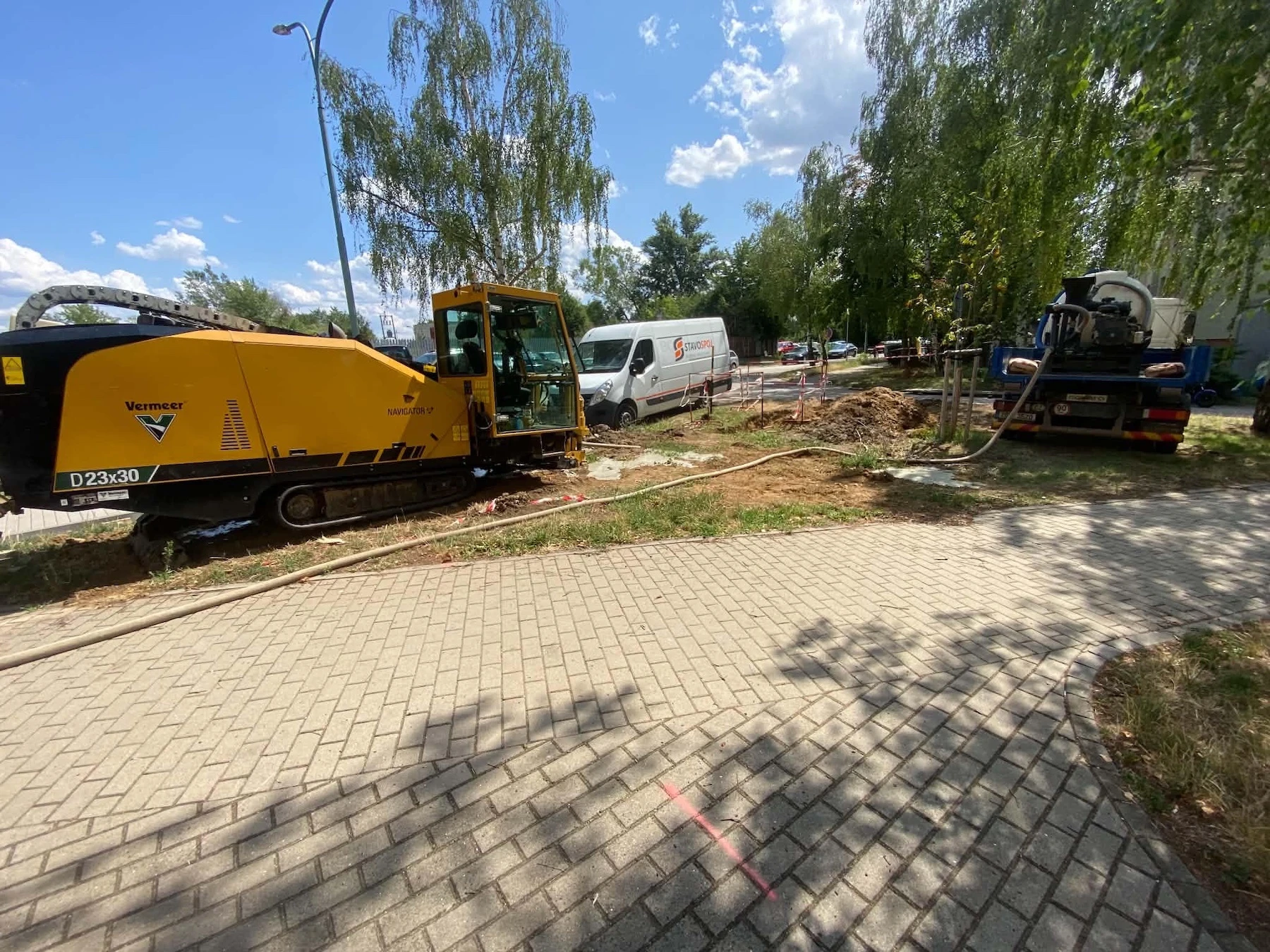 Vrtná souprava VERMEER D23x30 a technika STAVOSPOJ při realizaci řízeného protlaku